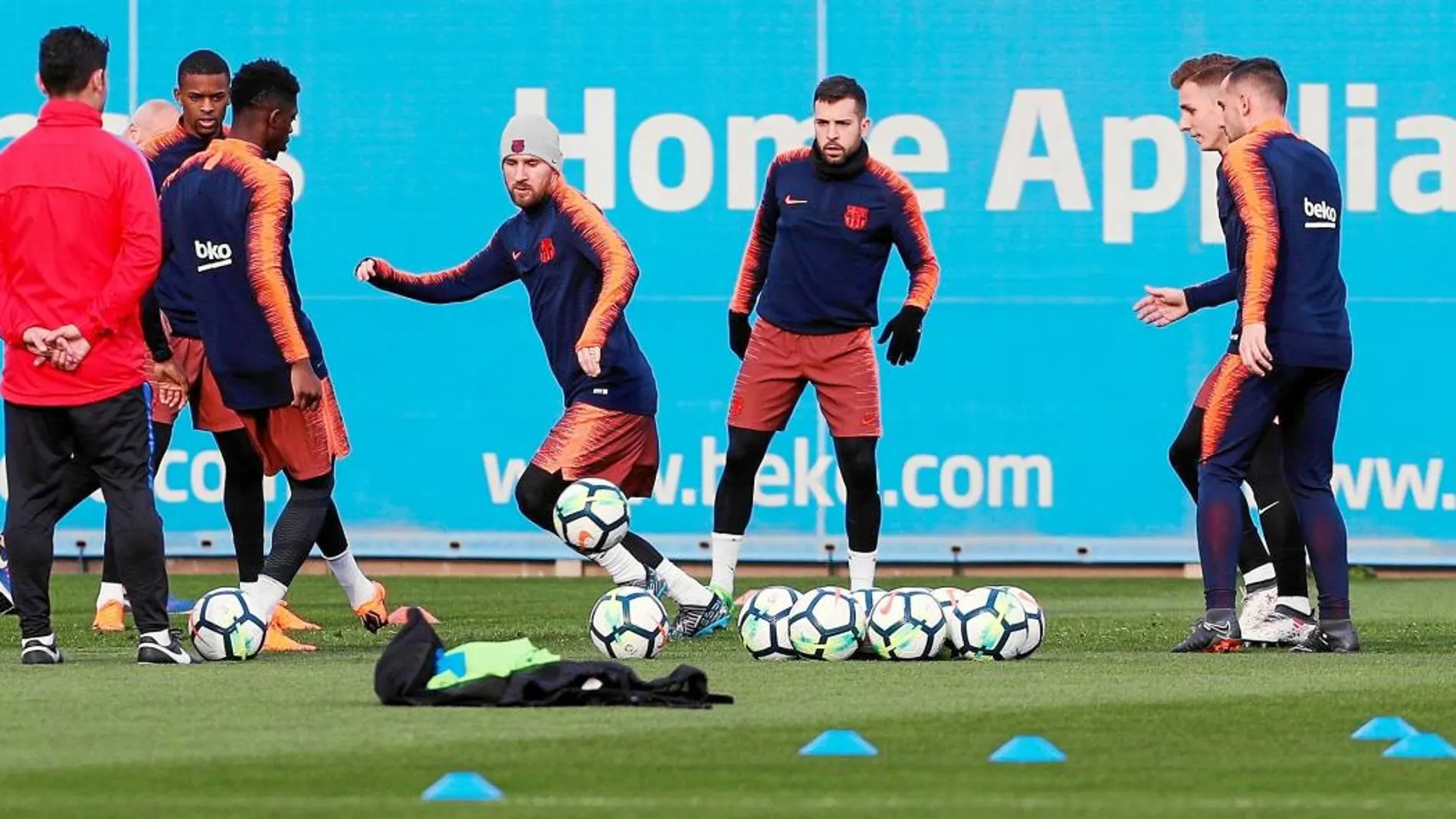 Messi, con gorro, durante el entrenamiento del Barcelona