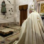 El Papa rezó hoy ante la tumba de los niños videntes de Fátima