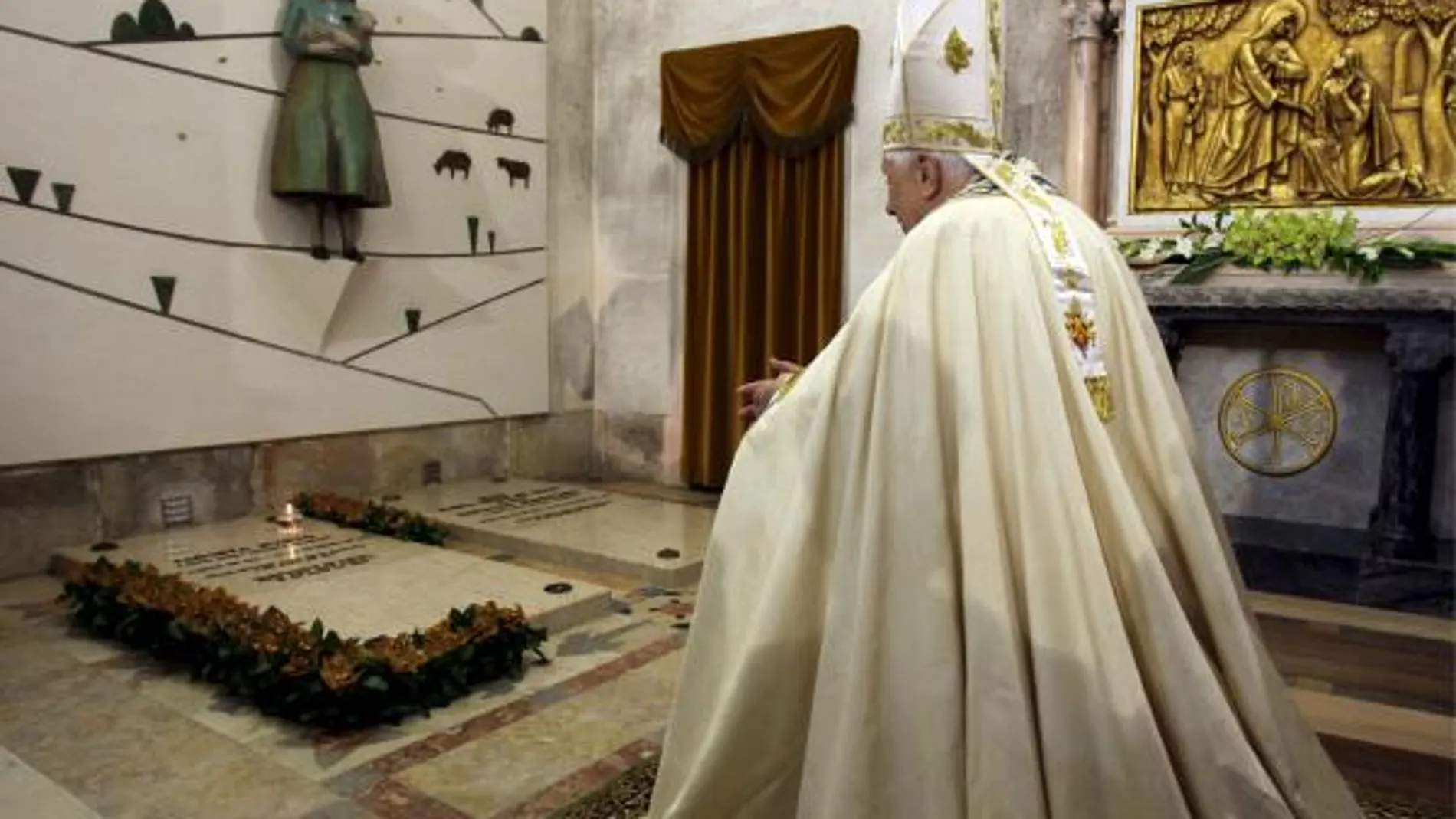 El Papa rezó hoy ante la tumba de los niños videntes de Fátima