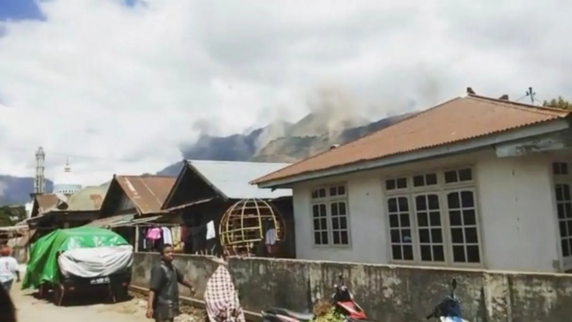 Deslizamiento de tierra tras el nuevo terremoto en Lombok/Reuters