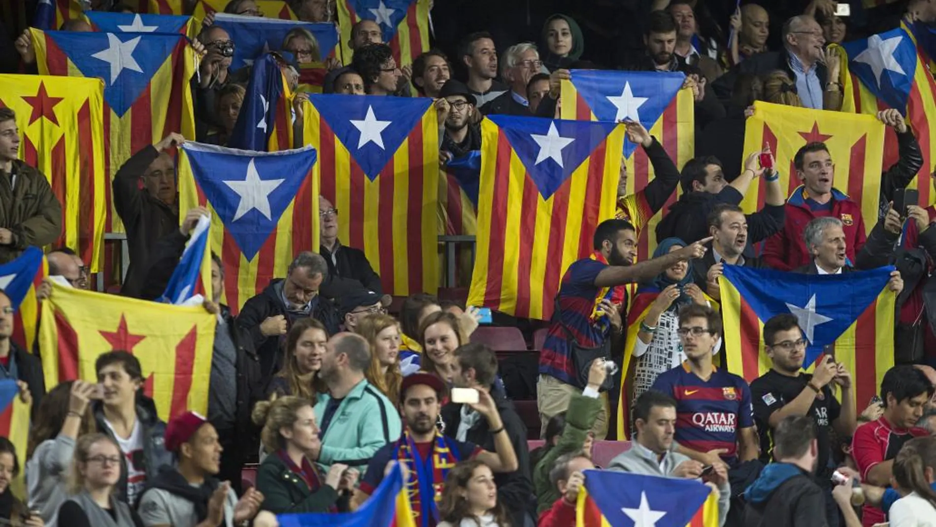 Varias personas sostienen esteladas durante un partido del FC Barcelona en el Camp Nou