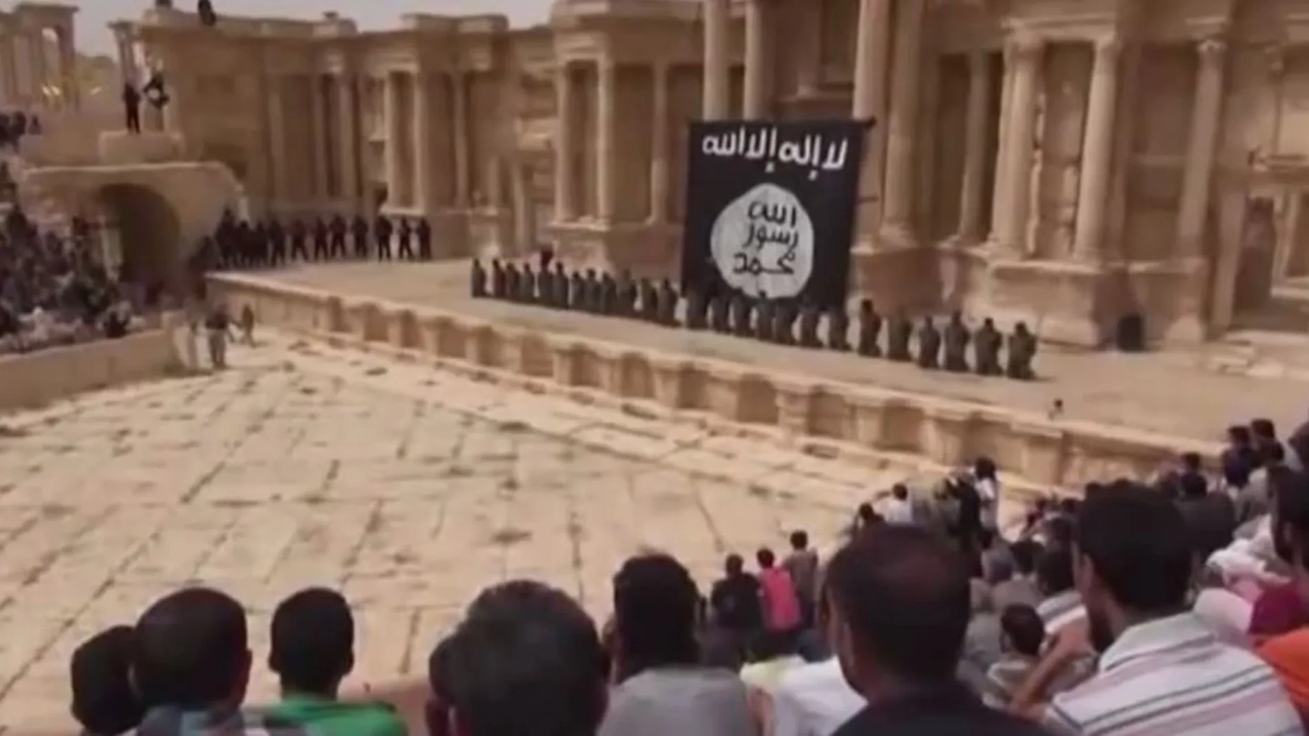 Instantes previos a la ejecución de soldados sirios en el teatro romano de Palmira.