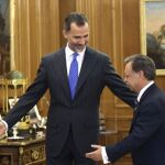 Felipe VI saluda al presidente de la ciudad autónoma de Ceuta, Juan Jesús Vivas.