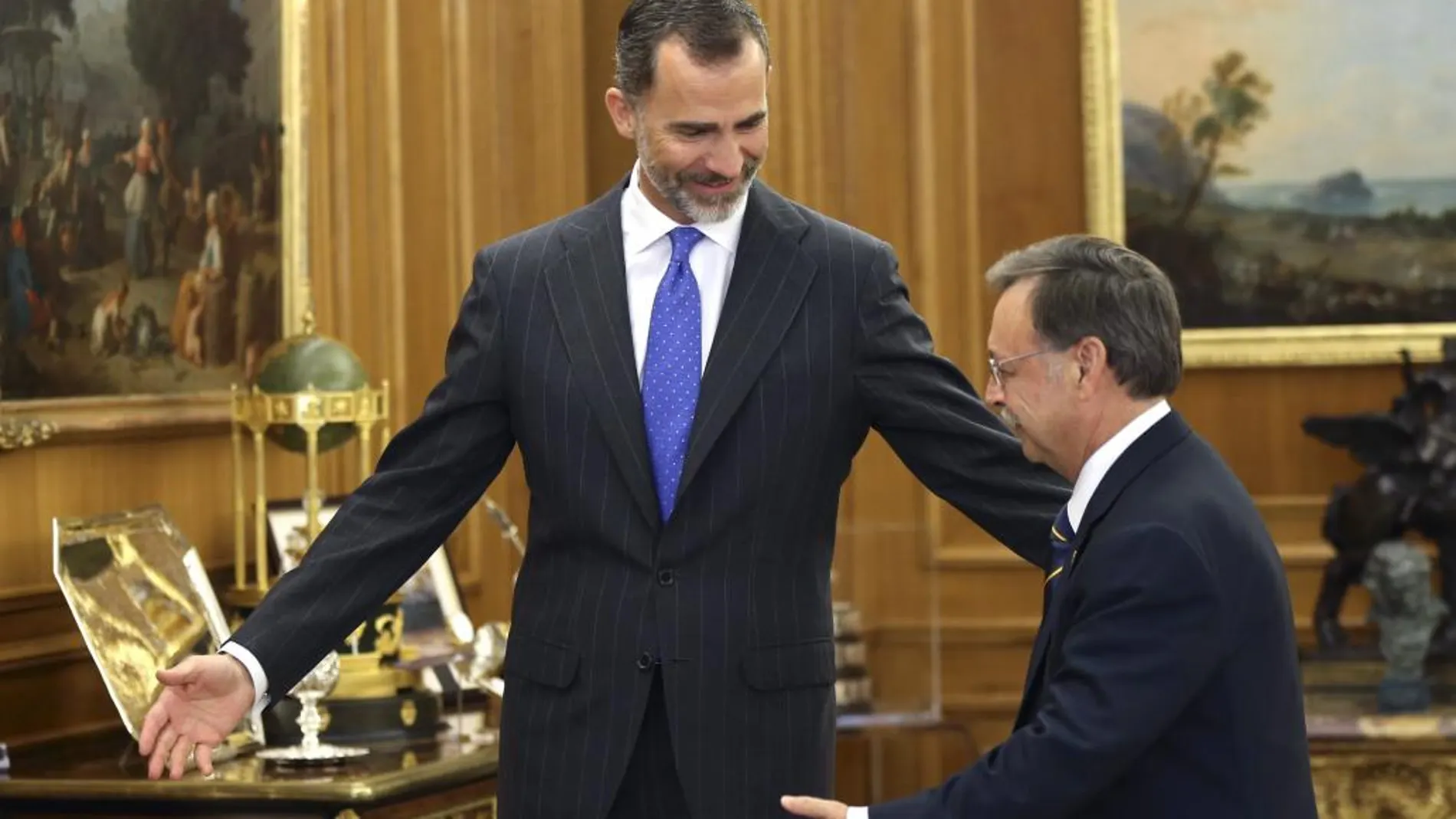 Felipe VI saluda al presidente de la ciudad autónoma de Ceuta, Juan Jesús Vivas.