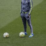 El técnico del Real Madrid, Zinedine Zidane, durante el entrenamiento del equipo en la Ciudad del Real Madrid, en Valdebebas.
