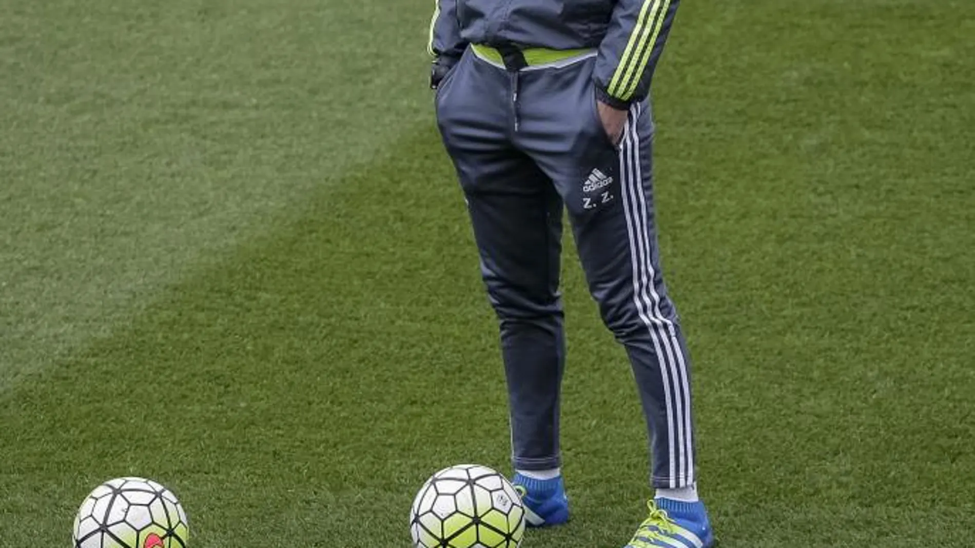 El técnico del Real Madrid, Zinedine Zidane, durante el entrenamiento del equipo en la Ciudad del Real Madrid, en Valdebebas.