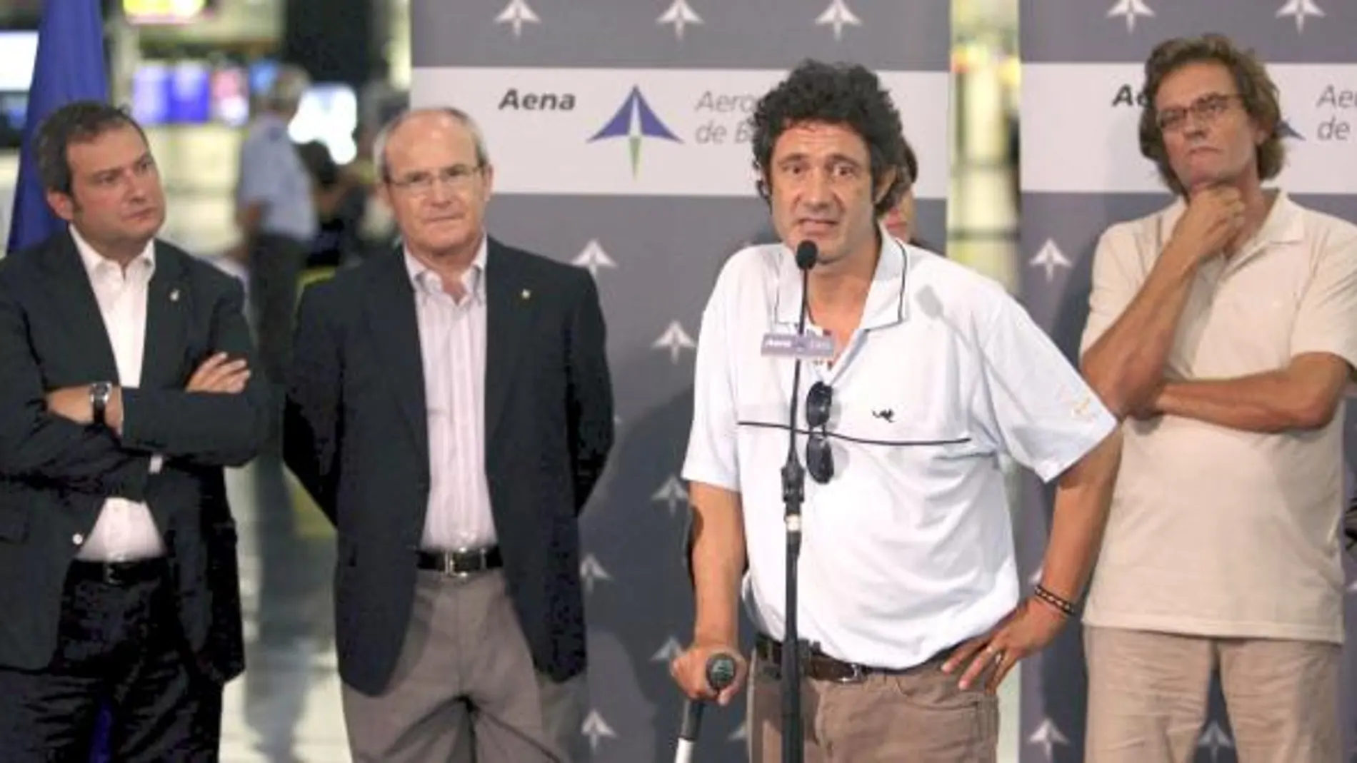 Los cooperantes Albert Vilalta (2d) y Roque Pascual (d), acompañados por el presidente de la Generalitat, José Montilla (2i), y el alcalde de Barcelona, Jordi Hereu, a su llegada al aeropuerto de El Prat