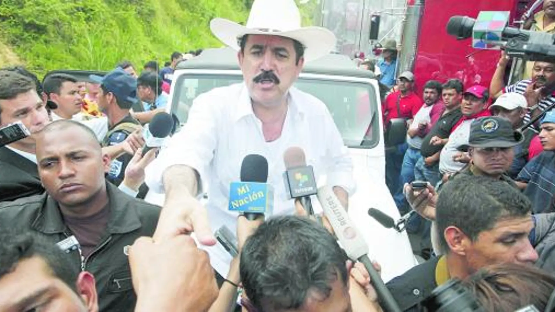 El depuesto presidente hondureño, Manuel Zelaya, saluda a sus partidarios en Las Manos (Nicaragua), en su trayecto hacia el paso con Honduras