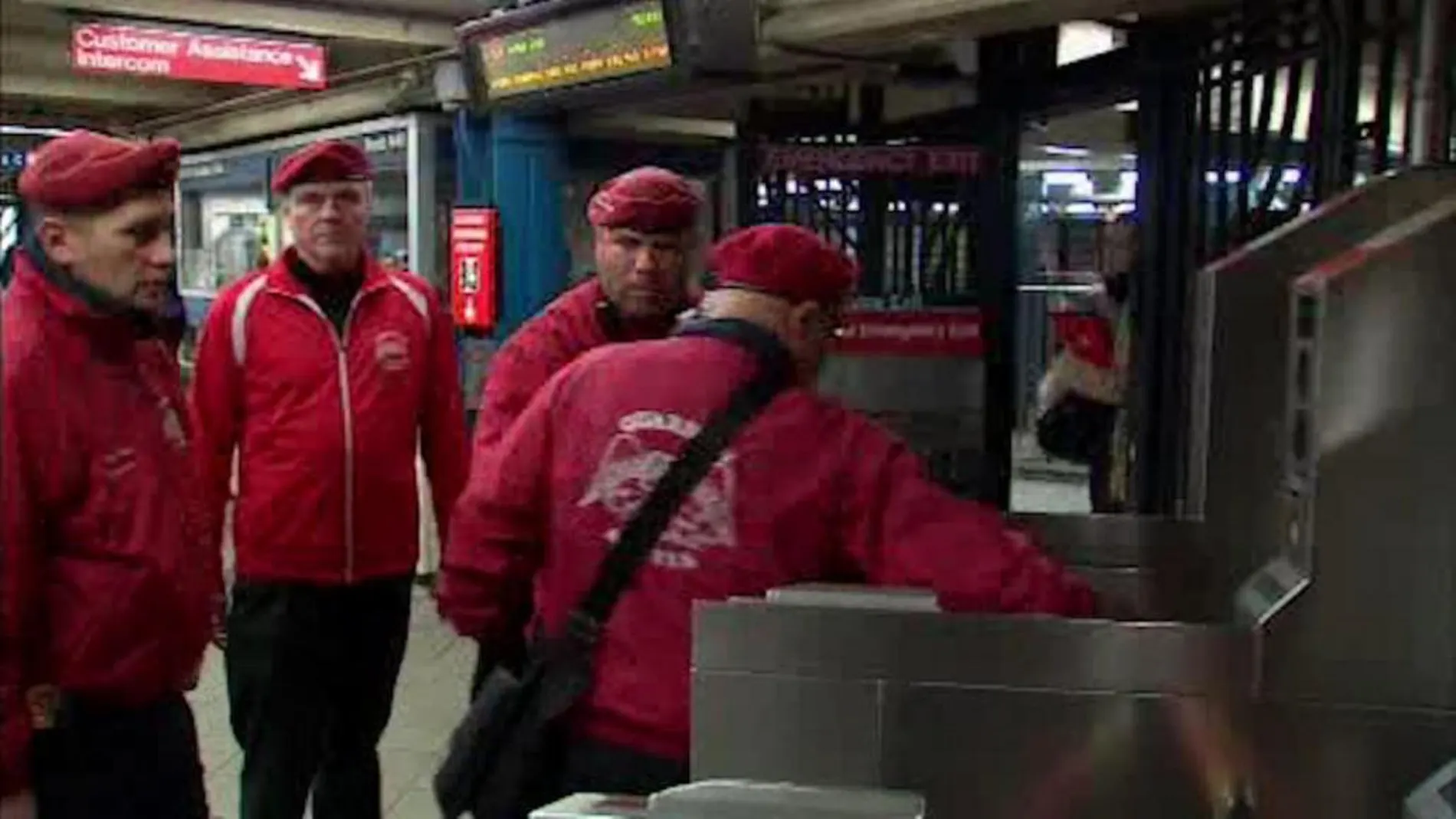 El aumento de agresiones con navaja a pasajeros en los trenes de Nueva York ha provocado el regreso de la patrulla ciudadana de los «Ángeles Guardianes».