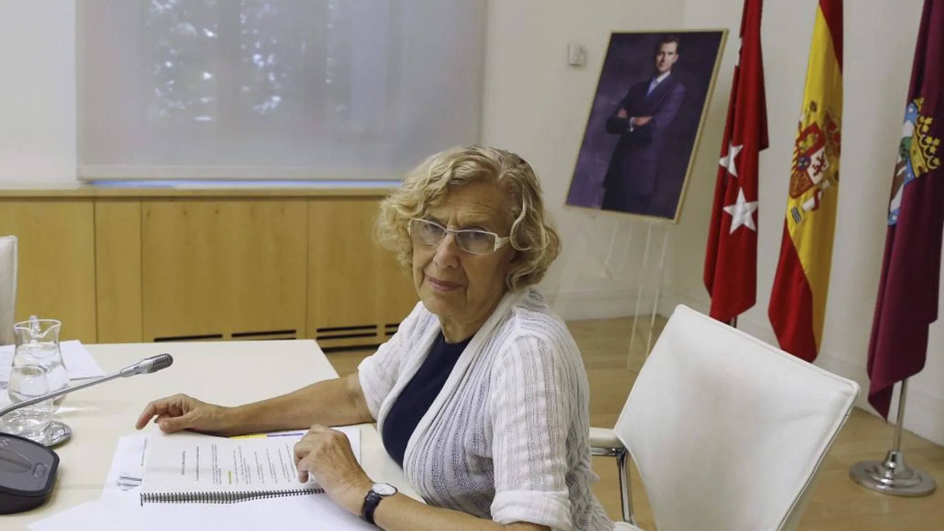 La alcaldesa de Madrid, Manuela Carmena, durante la reunión de la Junta de Gobierno del Ayuntamiento de Madrid, en el Palacio de Cibeles.