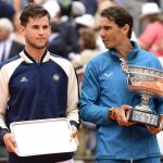 Rafa Nadal y Dominic Thiem sostienes sus trofeos en Roland Garros