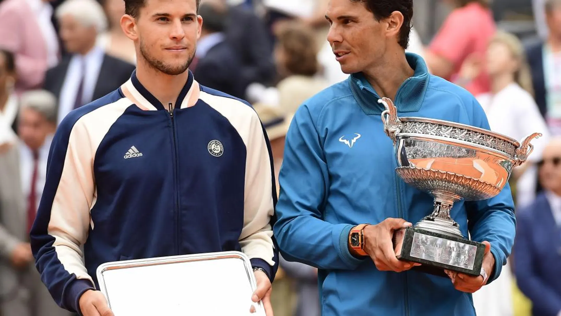 Rafa Nadal y Dominic Thiem sostienes sus trofeos en Roland Garros