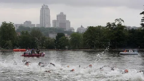 Una prueba de triatlón en el lago de la Casa de Campo de Madrid