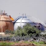 Bomberos iraquíes tratan de apagar el fuego, ayer, en la planta de Taji