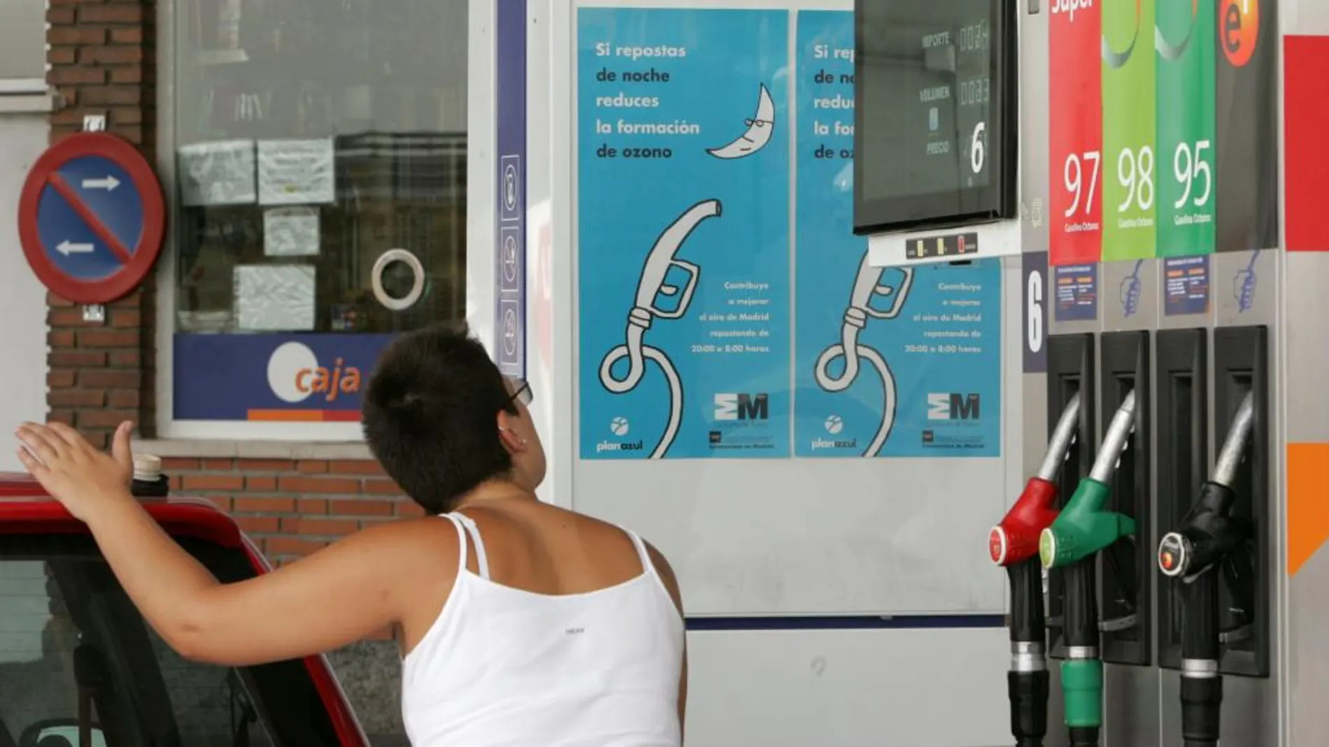 Una conductora, repostando en una estación de servicio