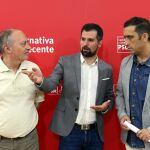 El secretario regional socialista, Luis Tudanca, junto con los lideres sindicales de UGT y CC OO, Faustino Temprano y Vicente Andrés