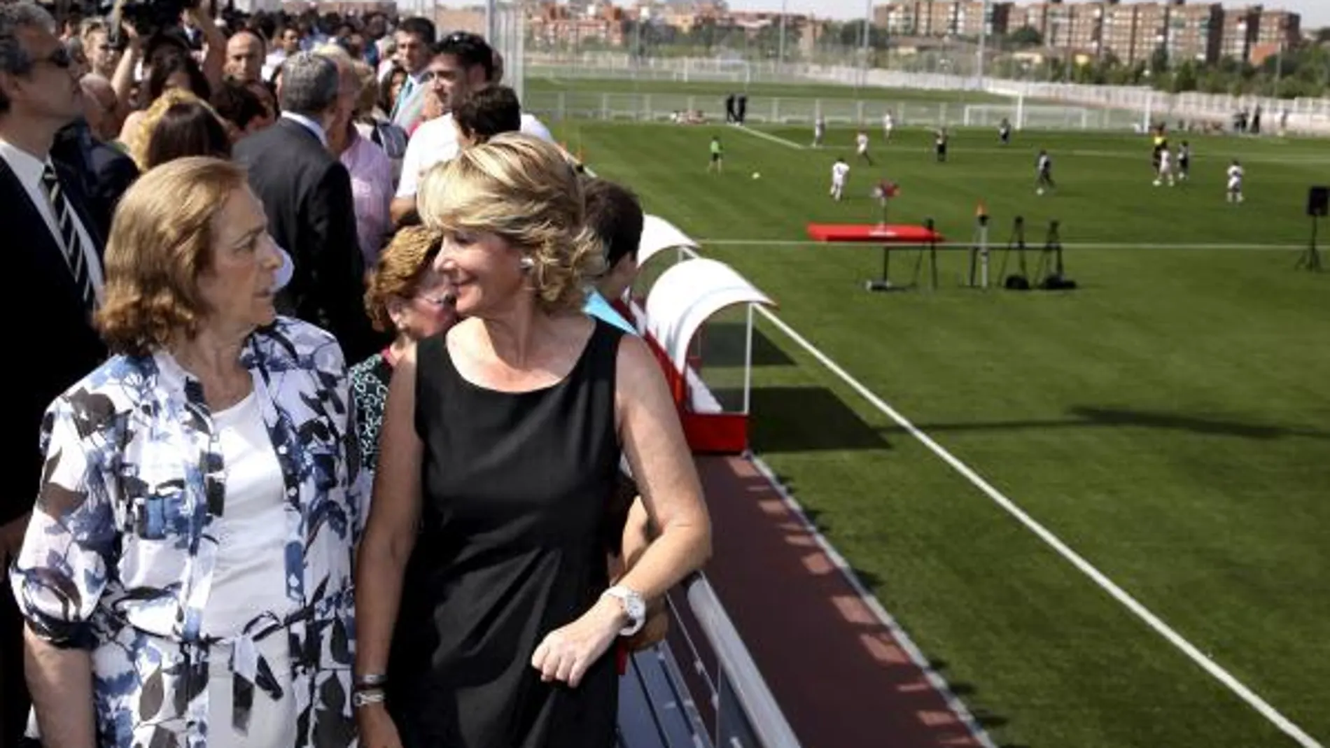 Esperanza Aguirre junto a Teresa Rivero durante la inauguración de la nueva ciudad deportiva del club