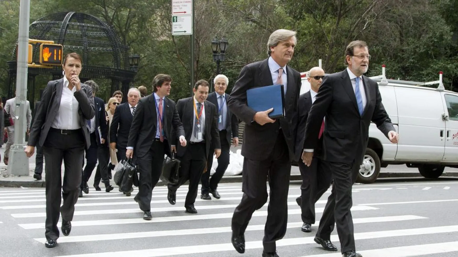 El presidente del Gobierno, Mariano Rajoy (d), junto al representante permanente de España ante las Naciones Unidas, el embajador Román Oyarzun, tras presidir hoy la sesión del Consejo de Seguridad de Naciones Unidas