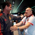 El entrenador de la selección española, Fernando Hierro (i), saluda a Manuel Cáceres, conocido como 'Manolo el del Bombo', tras un encuentro con la prensa en Krasnodar. Foto: Efe