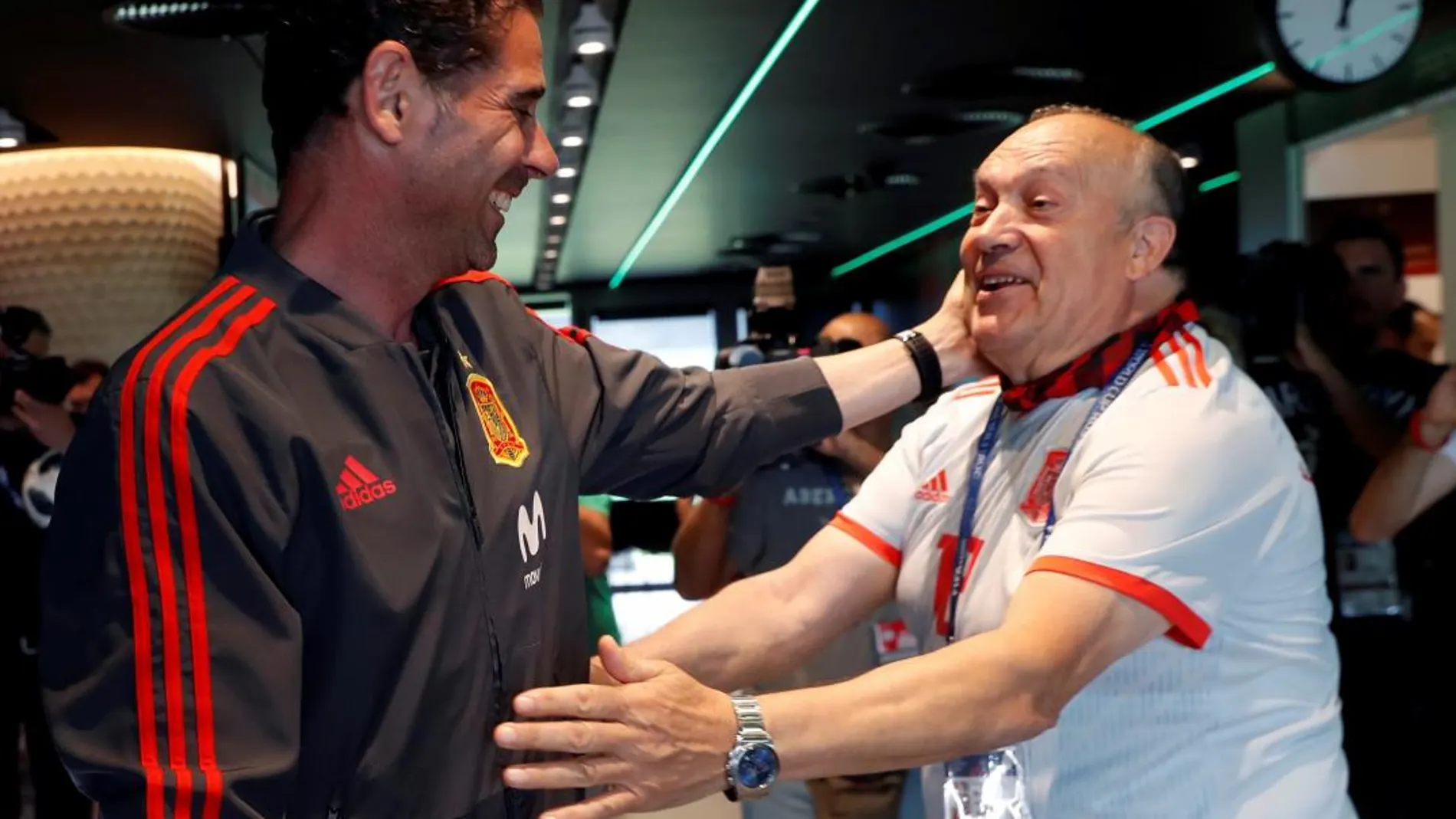 El entrenador de la selección española, Fernando Hierro (i), saluda a Manuel Cáceres, conocido como 'Manolo el del Bombo', tras un encuentro con la prensa en Krasnodar. Foto: Efe