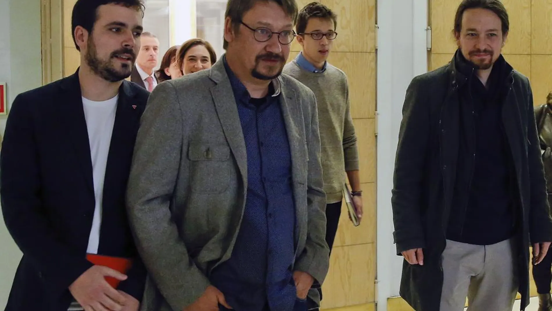 El líder de Podemos, Pablo Iglesias; el portavoz en el Congreso de la formación, Ínigo Errejón; el portavoz de En Comú Podem, Xavier Domènech, y el portavoz de IU, Alberto Garzón (d-i)