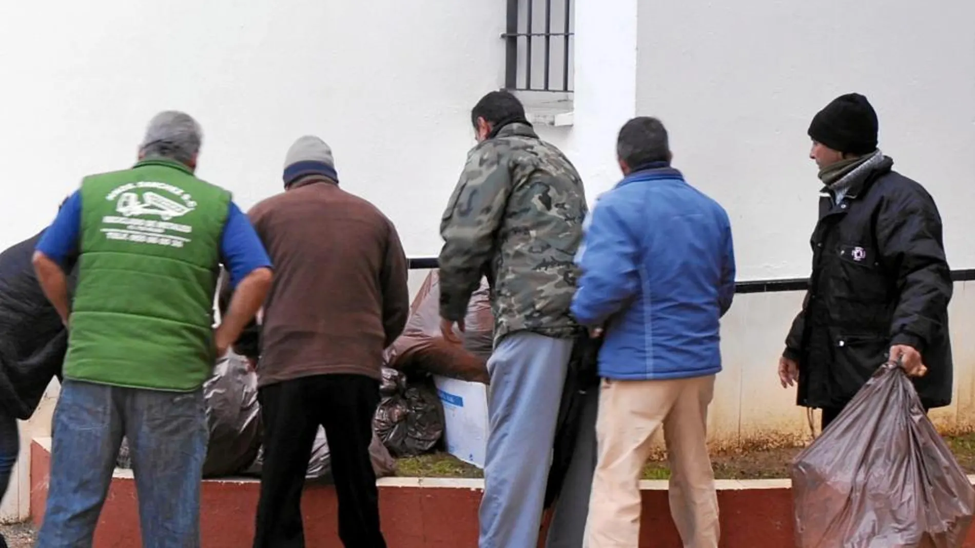 Miembros del SAT, retirando basura de las puertas del centro de salud de El Coronil; por contra, impiden los servicios mínimos