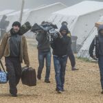 Refugiados trasladan sus pertenencias al abandonar un refugio temporal. EFE/Boris Roessler