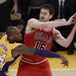 Kobe Bryant (i) de Los Ángeles Lakers disputa el balón con el español Pau Gasol (i) de Chicago Bulls.