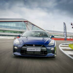 El GT-R Drone, en segundo plano junto al coche de Nissan
