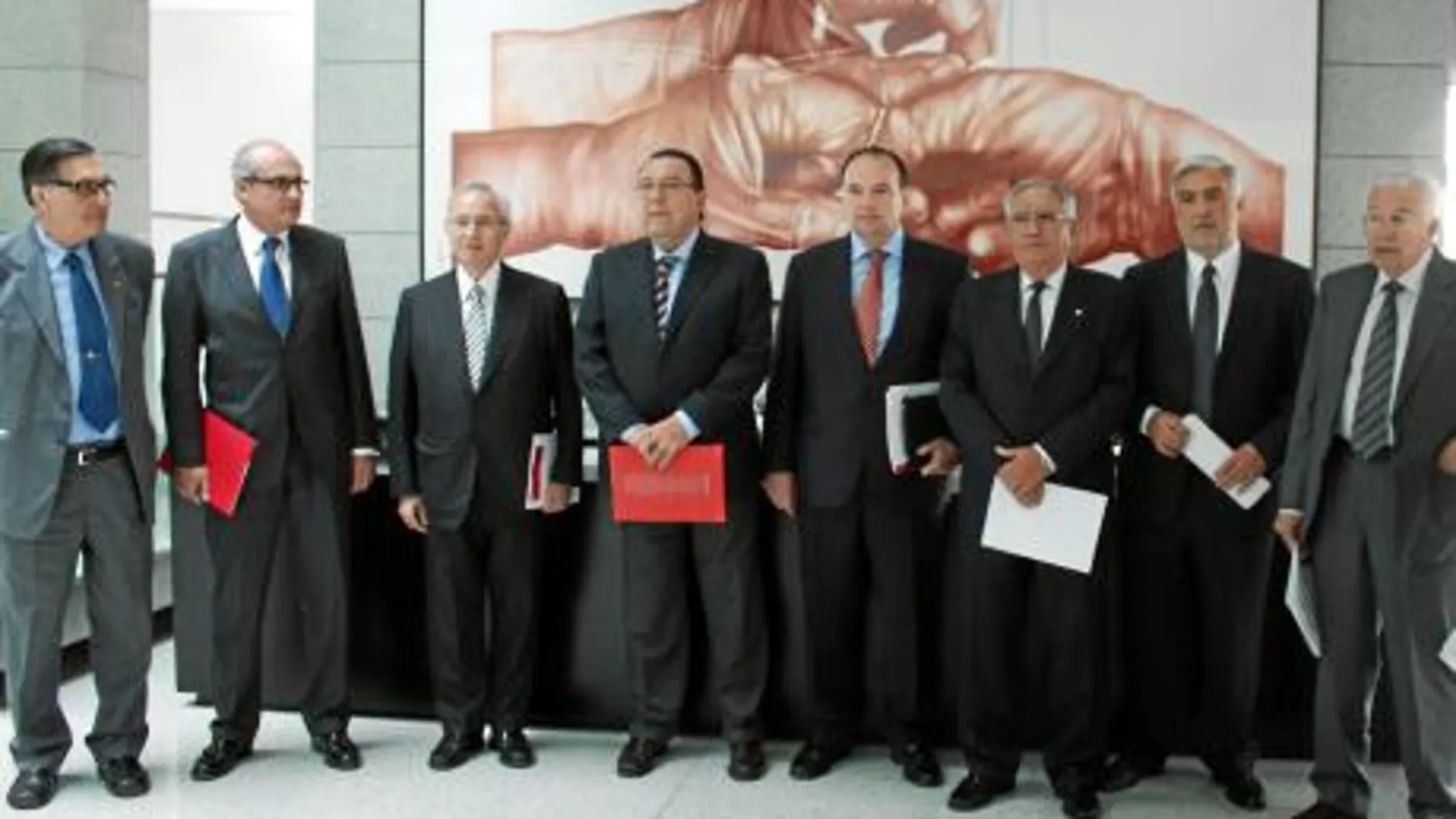 El presidente de la Cámara de Comercio de Murcia, Pedro García-Balibrea (tercero derecha), ayer en Alicante