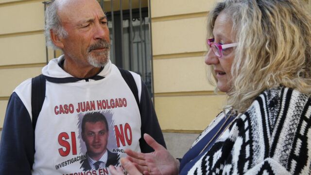 Francisco Holgado, más conocido como "Padre Coraje", conversa con María del Mar Bermúdez, madre de Sandra Palo, a su llegada a Madrid tras recorrer a pie más de 600 kilómetros desde Jerez para exigir a los políticos justicia por la muerte de su hijo, un asesinato que sigue sin culpables y que prescribirá el 20 de noviembre