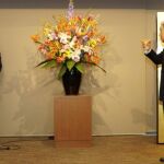 Los emperadores de Japón, Akihito y Michiko, durante la recepción celebrada ayer con motivo del XX aniversario de la institución salmantina. En el centro, el rector de la Universidad de Salamanca, Ricardo Rivero