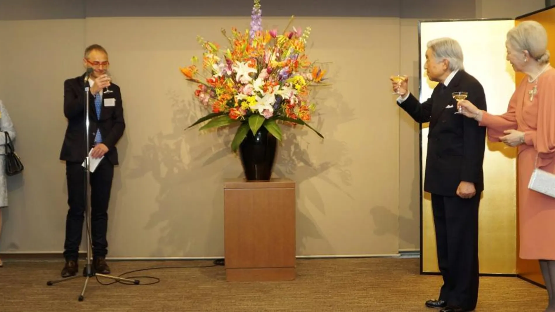Los emperadores de Japón, Akihito y Michiko, durante la recepción celebrada ayer con motivo del XX aniversario de la institución salmantina. En el centro, el rector de la Universidad de Salamanca, Ricardo Rivero