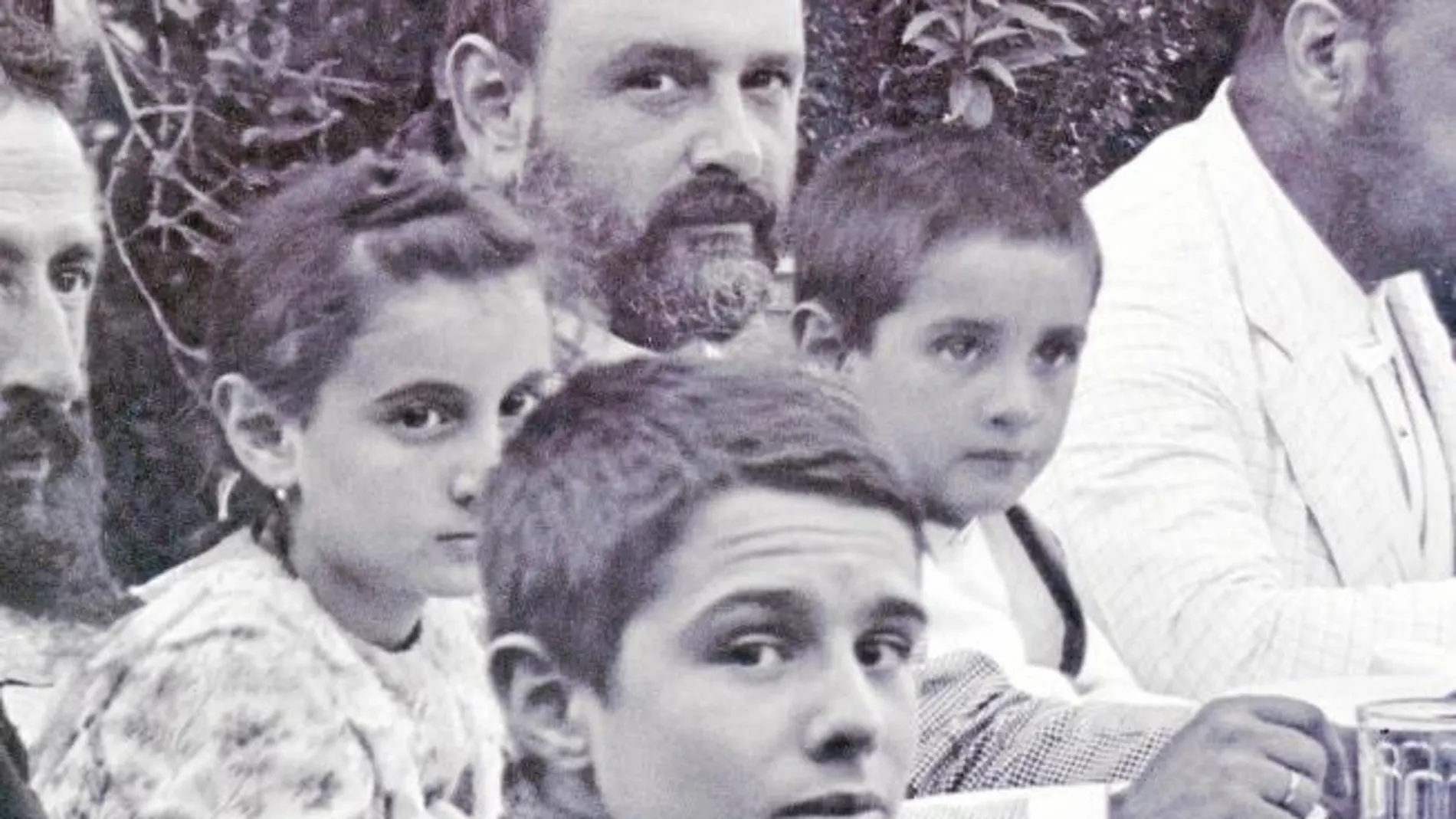 Pablo Ruiz Picasso aparece aquí junto a otros familiares en el Lagar de Llanes (Málaga) en 1896. Colección particular, Málaga (Fondos Blasco Naranjo)