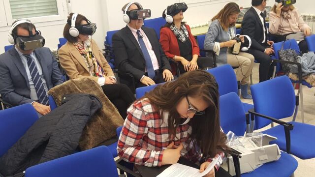 Pilar González y Ángel Miguel Vega y los alumnos utilizan las gafas de realidad virtual