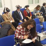 Pilar González y Ángel Miguel Vega y los alumnos utilizan las gafas de realidad virtual
