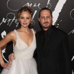 Jennifer Lawrence y el director de cine Darren Aronofsky en el estreno de la película 'Mother!' / Foto: Gtres