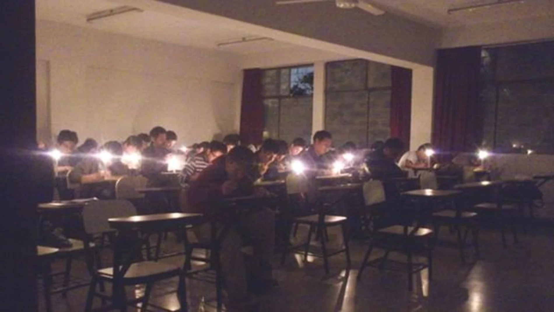 La verdad sobre la imagen de los universitarios a oscuras que ha dado la vuelta al mundo