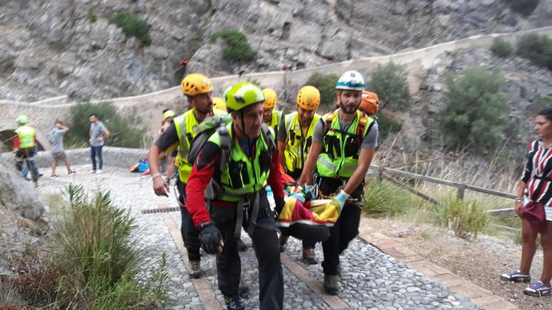 Miembros de los servicios de rescate retiran en camilla a un excursionista afectado por las inundaciones en la Garganta de Raganello / Efe