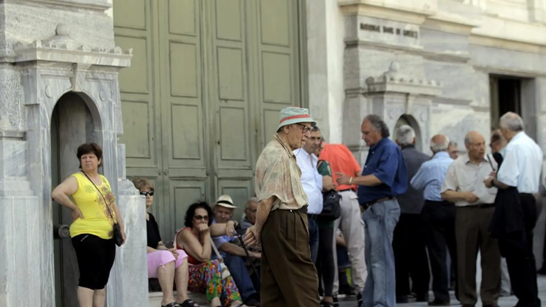 varios pensionistas hacen cola en una sucursal del Banco Nacional de Grecia en Atenas