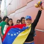 Ciudadanos venezolanos guardan cola para ejercer su derecho a voto, ayer, en Barcelona