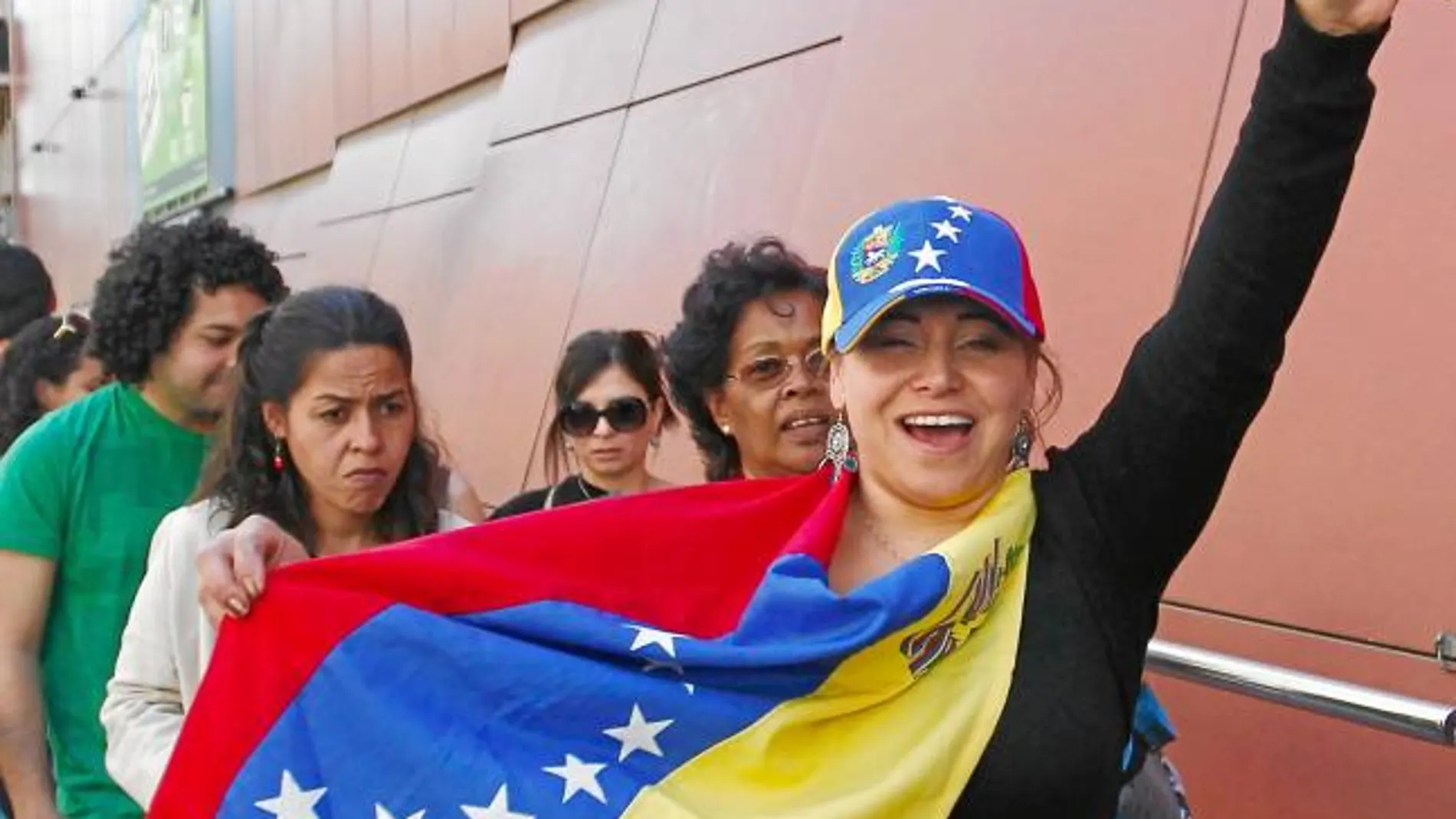 Ciudadanos venezolanos guardan cola para ejercer su derecho a voto, ayer, en Barcelona