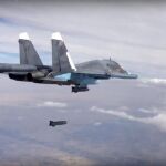 Imagen de un caza ruso Su-34 lanzando una bomba sobre suelo sirio