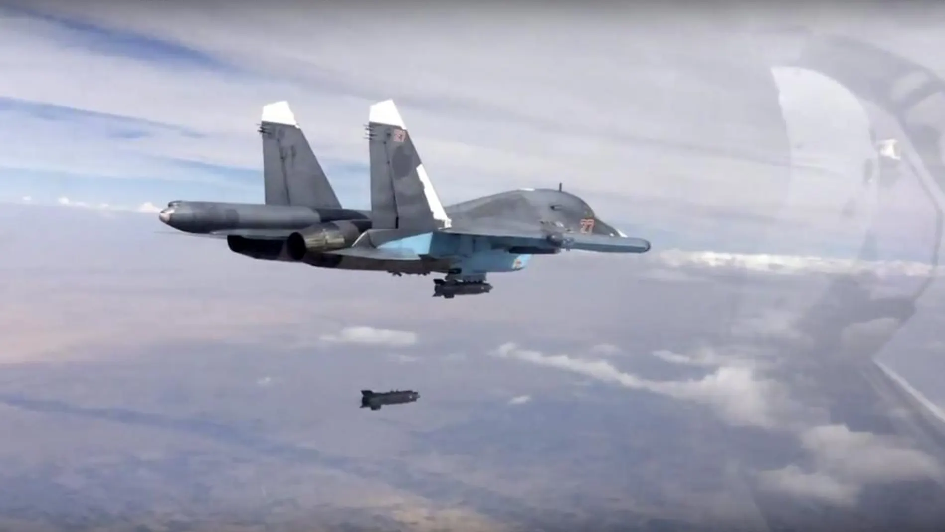 Imagen de un caza ruso Su-34 lanzando una bomba sobre suelo sirio.