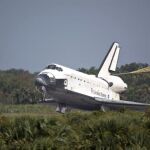 El 'Endeavour' aterriza con éxito en Florida tras 16 días de misión en el espacio