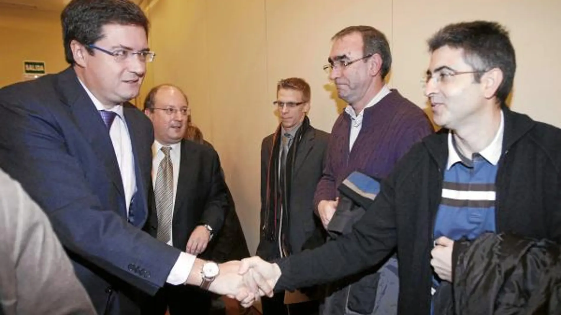 El secretario autonómico del PSOE, Óscar López, y Enrique Cabero, saludan al personal de la Universidad
