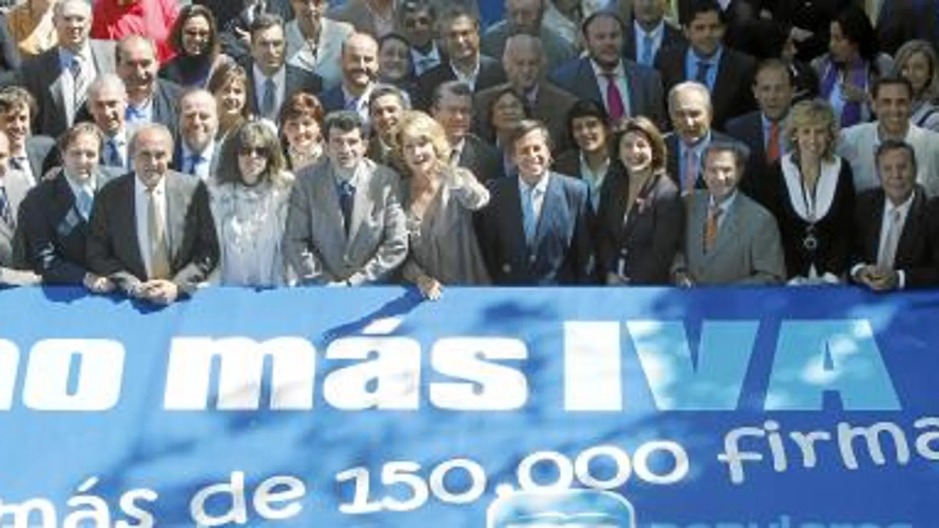 Esperanza Aguirre, ayer, en Alcobedas junto a alcaldes y portavoces del PP, en el acto por la celebración de las 150.000 firmas, una cifra que se les quedó corta