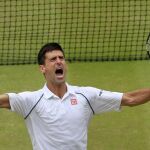 Novak Djokovic celebra su victoria hoy en Wimbledon.