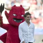 El tenista español, Rafa Nadal, junto a la mascota del RCD Mallorca