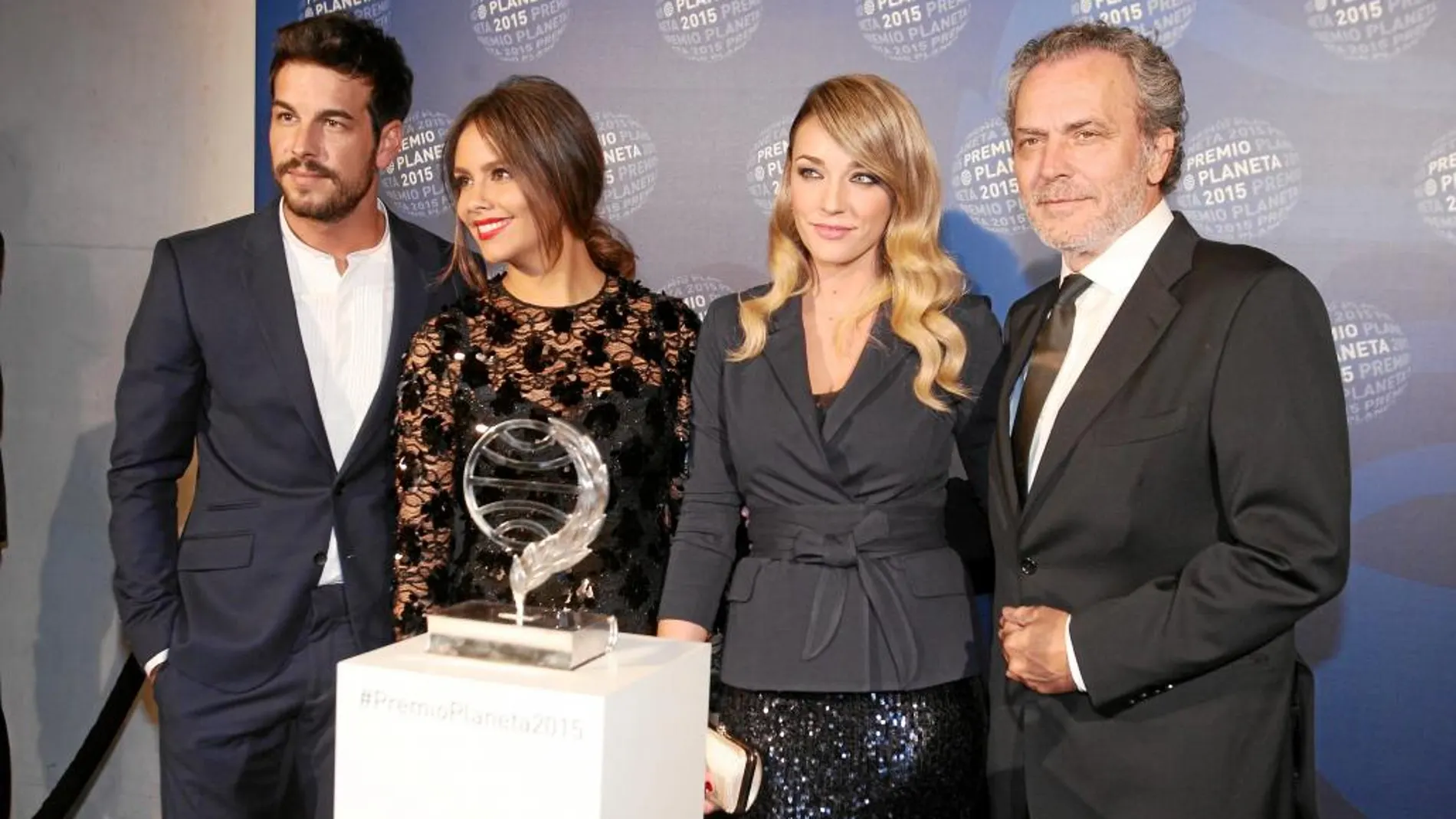 Mario Casas, Cristina Pedroche, Anna Simón y José Coronado posaron detrás del premio